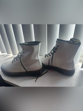 White Doc Martens Dr Martens Boots W8/ M6